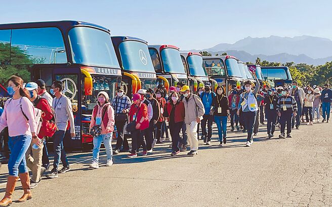 農曆春節將至，橘色世代在出遊、購物等消費力道不容小覷商機無限。（呂筱蟬攝）