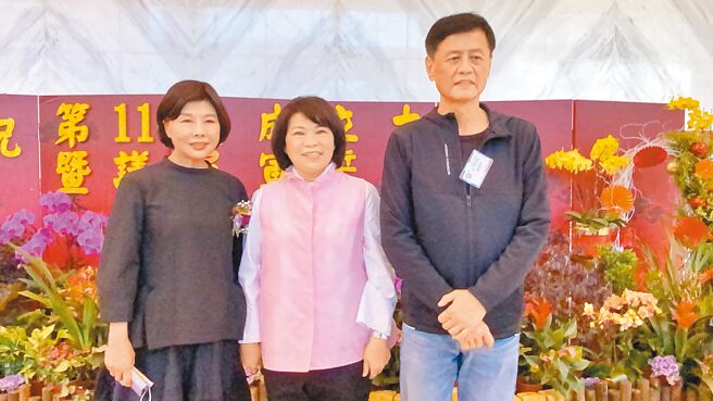 嘉义市议长陈姿妏（左）偕夫婿前议长林承勋（右）接受市长黄敏惠祝福。（廖素慧摄）