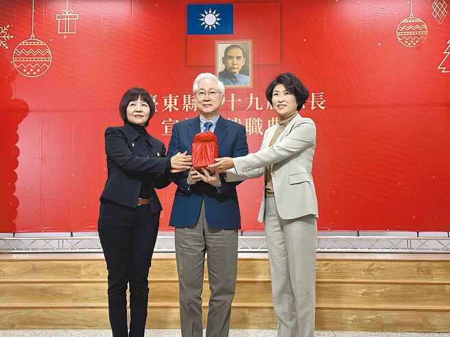 台東縣第19屆縣長宣誓暨就職典禮昨日舉行，（左起）台東縣政府人事處長張文馨、主持人行政院政務委員吳政忠、台東縣長饒慶鈴。（蔡旻妤攝）
