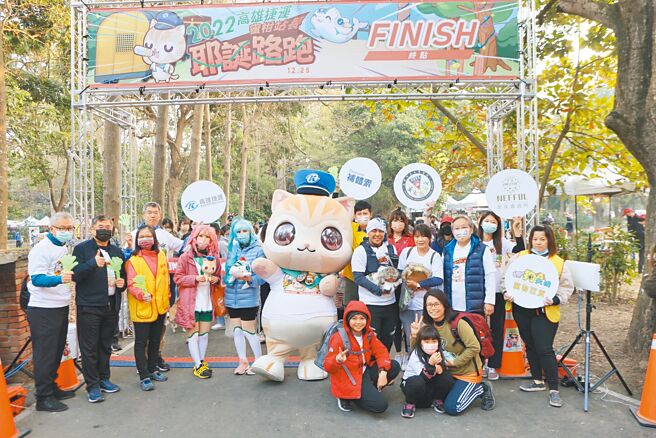 高雄捷运公司于耶诞节当天，举办「2022高雄捷运蜜柑站长耶诞路跑」，亦是超高人气自有IP角色「蜜柑站长」首次主题式公益路跑。现场有1500名民眾参加，共计报名费10万元全数捐赠给创世基金会。	（翻摄照片／崔正纲高雄传真）