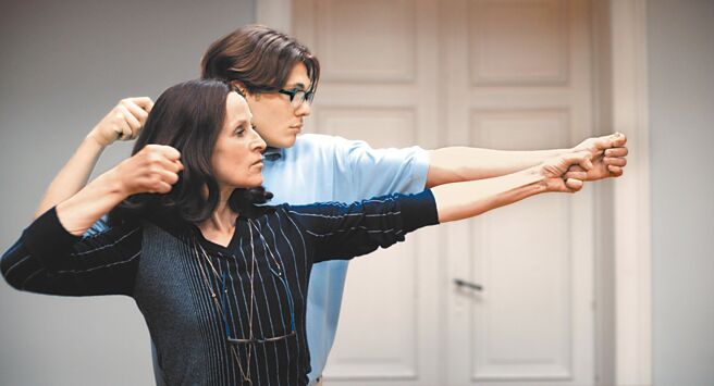 奧地利影后蘇菲蘿（前）在片中和小她41歲的男星米藍賀姆斯熱戀。（海鵬提供）