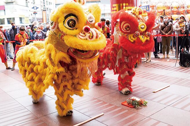 SOGO忠孝館大年初一將帶來「兔年運轉祥獅迎春」活動。（SOGO提供）