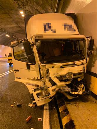 國3蘭潭隧道5車追撞釀5傷！貨車失控衝對向 1女重傷亡
