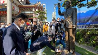 日本自民黨參議員到高雄 向安倍晉三銅像獻花