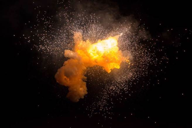 布吉纳法索巴士压到地雷引发爆炸 至少10死5伤。（图为爆炸示意图，达志影像／shutterstock提供）