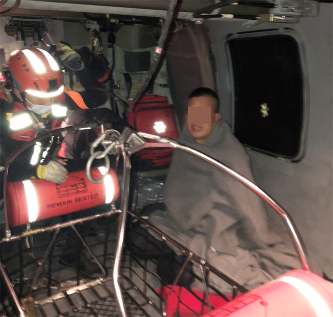 空勤总队以吊篮吊挂落海大陆渔工1人上机。(空勤总队提供)