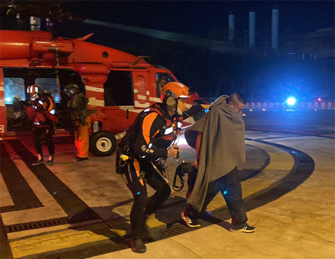 空勤总队深夜10时7时落地，大陆渔工由警消救护车后送医院就医。(空勤总队提供)
