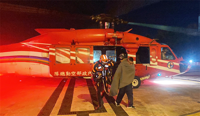 空勤总队深夜10时7时落地，大陆渔工由警消救护车后送医院就医。(空勤总队提供)