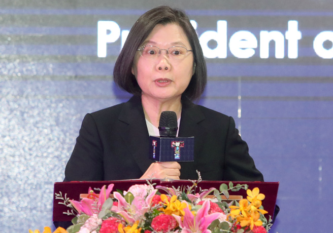 今年到9月底台灣整體基金收益數為新台幣負5124.6億元，每人平均賠2.7萬。對此，旅美學者林環牆就氣炸表示，「台灣經濟的財務缺口洞開，蔡英文有在領導嗎？」。（資料照／鄭任南攝）