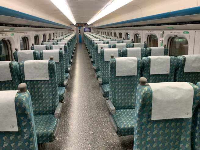 搭乘高铁若发生身体不适等意外，专业的高铁组员会立即介入处理。（资料照）