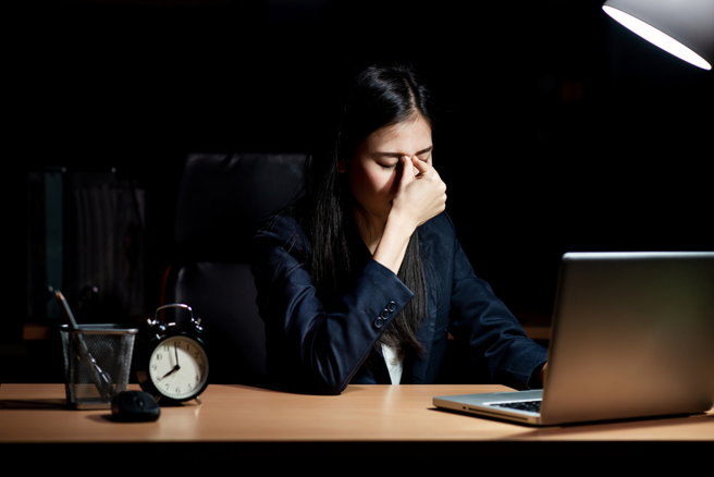 查行事曆驚見明年要補班6天，網友崩潰了。（圖／shutterstock）