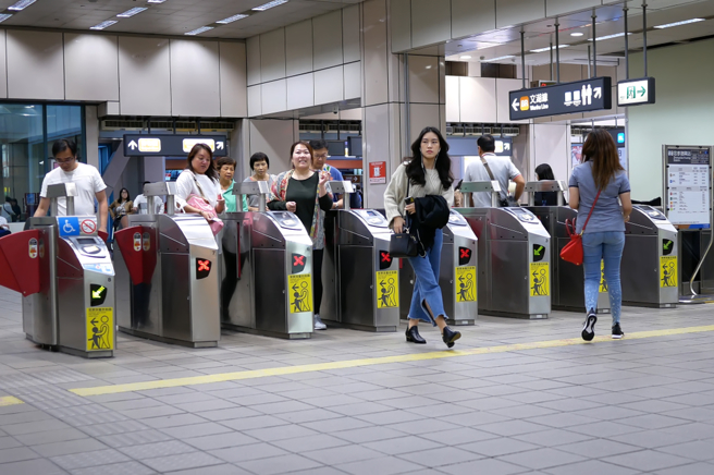 网友翻出16年前悠游卡，惊呼还能用好扯。（图／shutterstock）