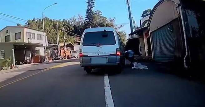 妇人跳车行为全被后方行车纪录器拍下。（民眾提供／李京升苗栗传真）