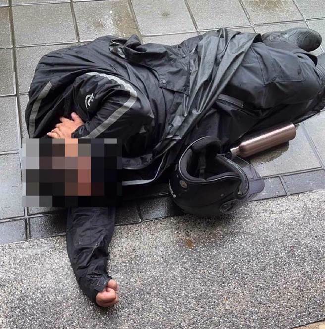 43歲田姓男子先前不滿慈濟遭汙衊找周玉蔻理論，遭周玉蔻員工壓制在地上報警。（翻攝畫面）
