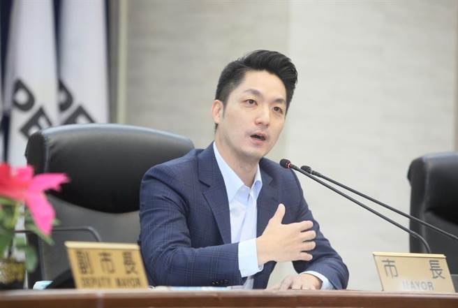 台北市长蒋万安（中）今上午出席上任来第一场市政会议，会前接受媒体访问。（张铠乙摄）