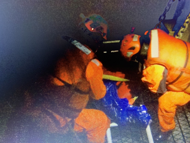 海巡署将大陆落水渔工打捞上船。(海巡署提供)