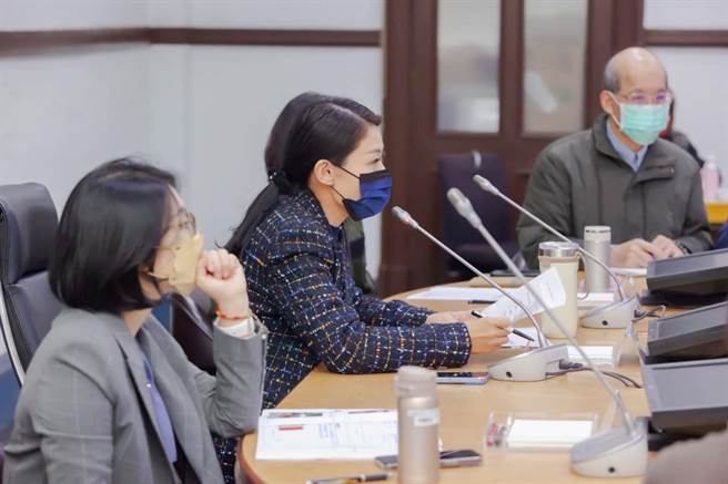 新竹市長高虹安27日舉行上任以來首次市務會議，首要解決交通問題，今天也同時宣布成立「交通改善小組」。（新竹市政府提供／陳育賢新竹傳真）