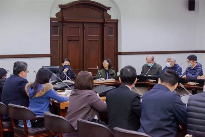 新竹市長高虹安27日舉行上任以來首次市務會議，首要解決交通問題，今天也同時宣布成立「交通改善小組」。（新竹市政府提供／陳育賢新竹傳真）