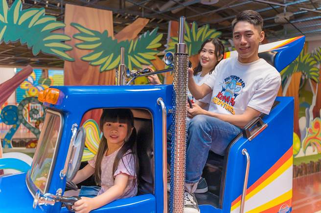 義大遊樂世界元旦連假推出嗨翻新年度雙人只要999元，帶你嗨玩全台唯一希臘情境主題樂園。(義大世界提供／林雅惠高雄傳真)