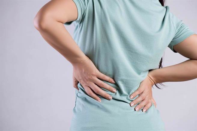 研究指出，每周只要花2、3次，每次走路20~40分鐘，就有助緩解下背痛。(示意圖/ Shutterstock )