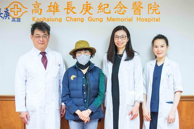 52岁黄小姐（左二）子宫长了直径15公分大的子宫肌瘤，犹如怀孕22周，高长妇产部副部长庄斐琪透过达文西机械手臂替她精准摘除子宫及肌瘤，术后无痛又可迅速回归生活。（袁庭尧摄）