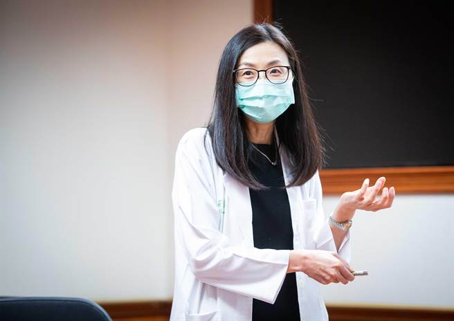 高长妇产部副部长庄斐琪表示，达文西机械手臂灵巧又可转弯，可创造更多空间，更有利于复杂困难的组织剥离及缝合动作。（袁庭尧摄）