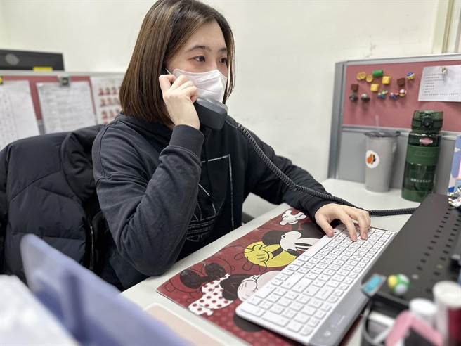 板桥第二社福中心社工谢杰吟在介入服务小情一家后，改变了妈妈的想法，配合社会局同意小孩安置。（新北市社会局提供）