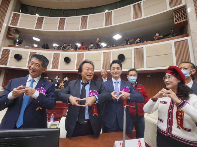 民进党台北市议员王世坚（左二）与台北市市长蒋万安（前排右二）及多位蓝营台北市议员，一起比出「爱心」手势。（图／取自游淑慧脸书）
