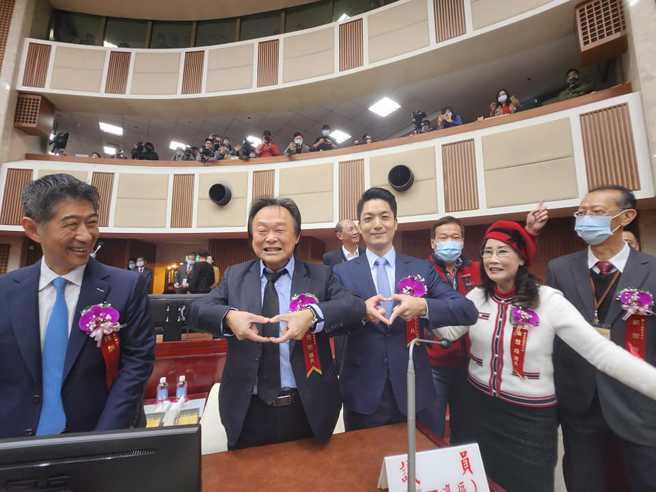 民进党台北市议员王世坚（左二）与台北市市长蒋万安（前排右二）及多位蓝营台北市议员，一起比出「爱心」手势。（图／取自游淑慧脸书）