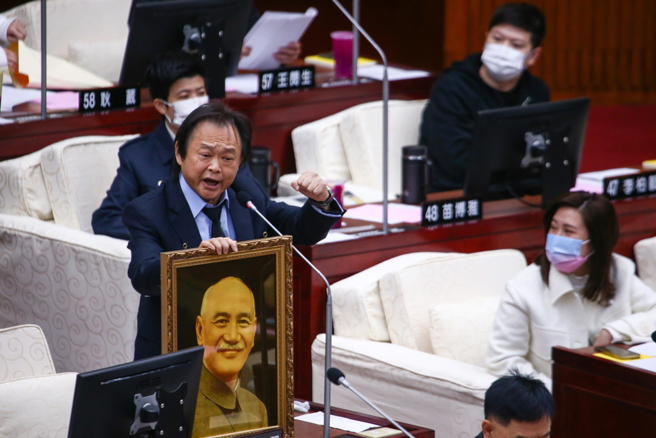 台北市议会26日举行第14届第1次成立大会，恰逢市长蒋万安生日，民进党台北市议员王世坚特别准备先总统蒋中正照片送给他。（资料照／邓博仁摄）