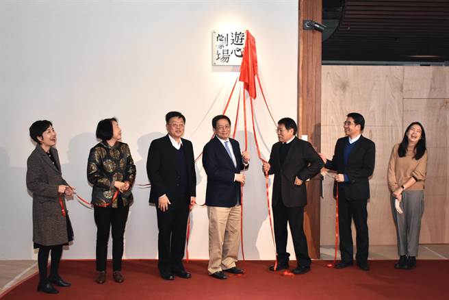 台灣大學新建的「遊心劇場」將於112年開始營運，昨(26)日由校長管中閔(圖中)與多位一級主管進行揭牌儀式。(台大提供／李侑珊台北傳真)