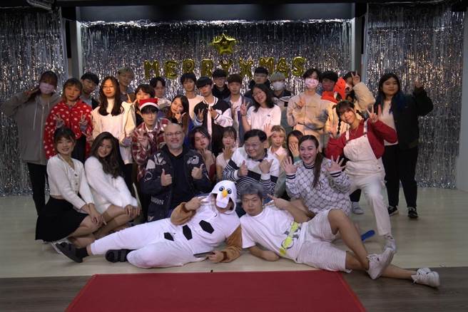 刘亮佐(前二排左三)亲力亲为，圣诞节演出号召超过40位学生表演，大搞抖音「达人秀」趴踢。(台北海大提供)