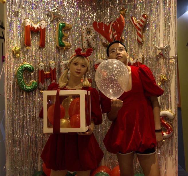 台北海大圣诞节装置艺术，是圣诞女郎和圣诞男郎的拍立得合照。(台北海大提供)