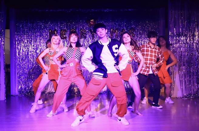 银髮系的有氧健身舞很有抖音风。(台北海大提供)