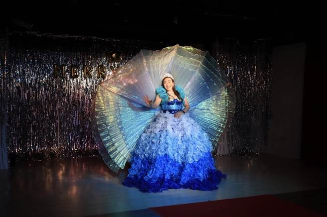 演艺系学会会长江子妤盛装的「冰雪奇缘」演出让台下看得哇声连连。(台北海大提供)