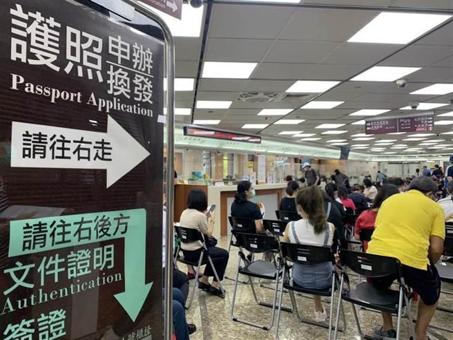 近期国人抢申办护照，明年1月3起核发天数4天延长为6天。（杨孟立摄）
