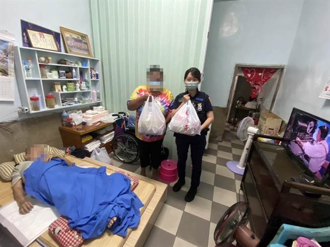 高雄三民区王姓一家父子两人接连中风卧病，母亲、姐姐将工作辞掉，全心照顾两人，一家顿时无收入，惨境直到员警日前家户访查时才曝光。员警随后将庙方、民间团体捐赠物资救助帮助维持生活家计。（翻摄照片／崔正纲高雄传真）