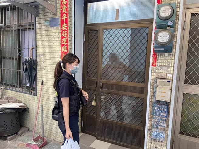 高雄一对父子因为中风，导致一家人顿失收入，警方查访得知情况后，所长联络辖区内的庙方等民间团体，募集物资救助一家人维持生活家计。（翻摄照片／崔正纲高雄传真）