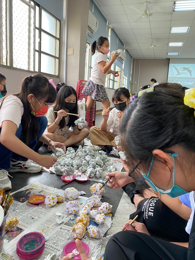 学生进行石灰窑体创作(高雄市教育局提供) 