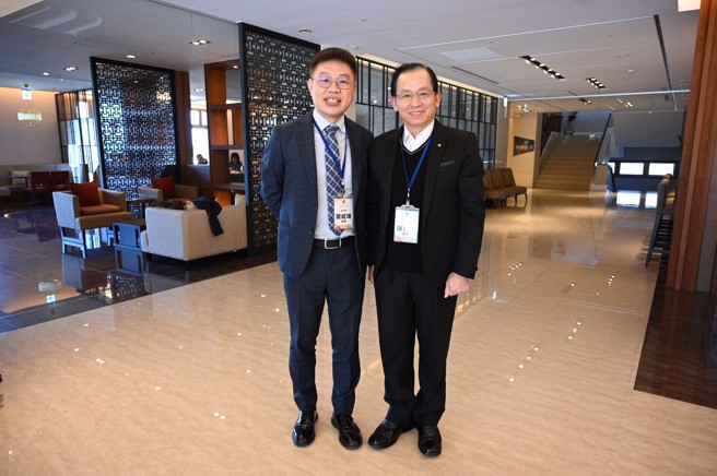 玄奘大学杰出校友-新任桃园市政府社会局局长陈宝民(右)，与玄奘大学简绍琦校长(左)合影。(照片/玄奘大学提供)

