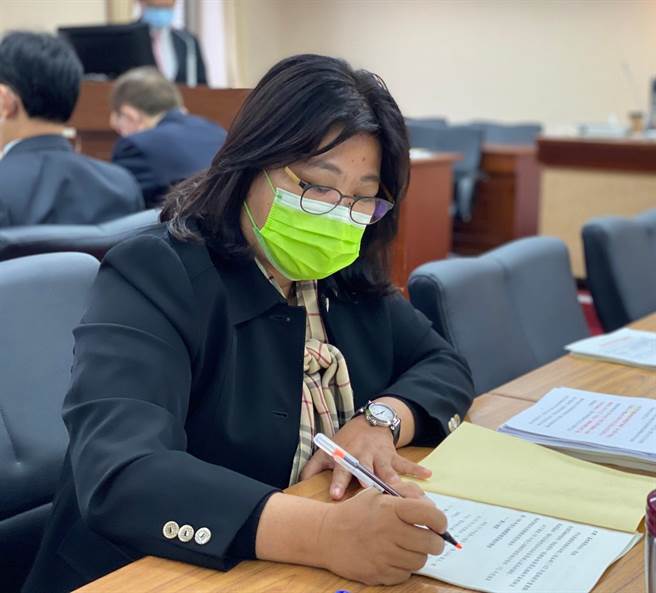 谈到义务役薪资从6500元提高至2万320元，民进党立委王美惠认为，应高于基本薪资调，让国军伙伴有基本的保障。（摘自王美惠粉丝专页）