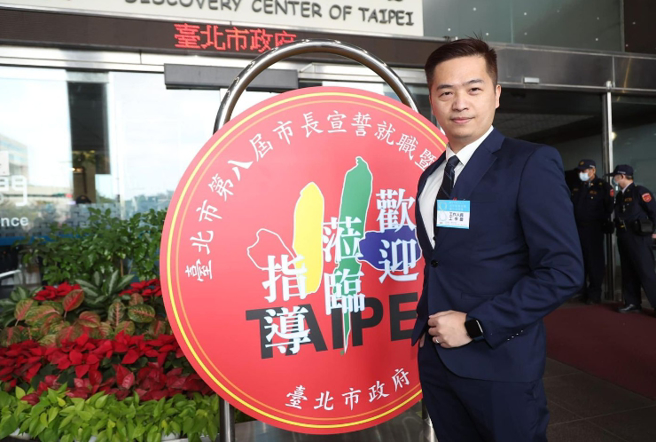 玄奘大学杰出校友-新任台北市政府发言人罗旺哲。(图片/罗旺哲新闻观察室脸书提供)