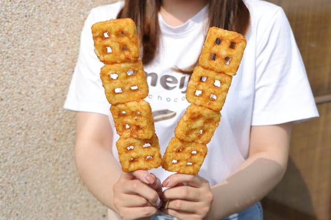 30日起，到继光香香鸡购买田字薯饼即可享买一送一优惠。（继光香香鸡提供）