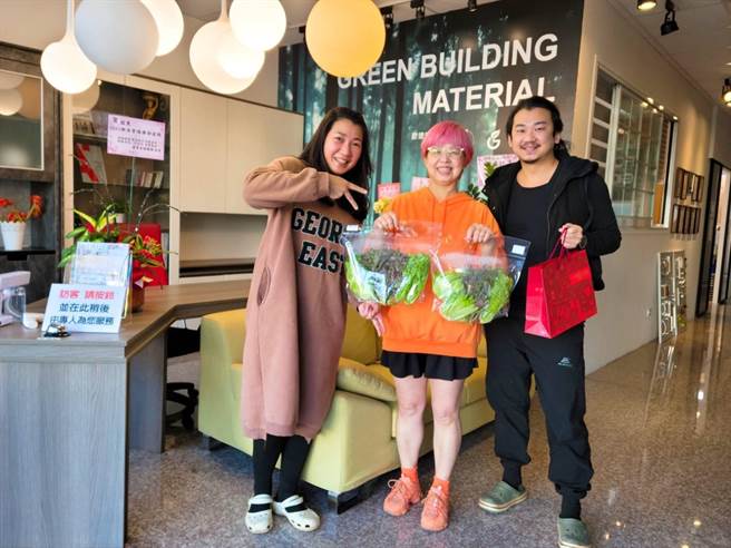 青農吳玉麒（右1）與周芷萱（左1）夫婦在雙溪開設溫室農場，不僅作物透過團購及網購銷售，也打造了雙溪觀光的新亮點。（新北農業局提供／張志康新北傳真）