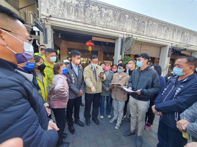 西螺镇延平老街停车问题最近被检举达人锁定，住户跳脚，前镇长萧泽梧（发言者）27日强调，他任内进行延平老街景观改造，舖设步道磗，目的是美观用途，不是人行步道，从未公告禁止停车，停车是没问题的。（周丽兰摄）