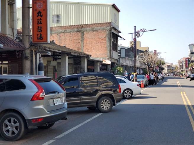 西螺镇延平老街10多年前进行改造，两侧铺设步道砖，上月突遭检举路边停车违规，西螺警方据报开上百张罚单，住户受罚跳脚。（周丽兰摄）