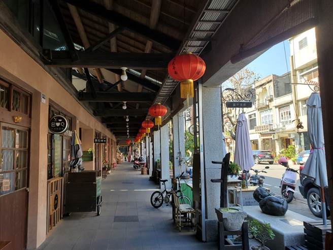 西螺延平街上的「东市场」改造为文青景点，成为镇上最热闹的观光景点之一，周末吸引大批游客参观，但也产生停车乱象问题。（周丽兰摄）