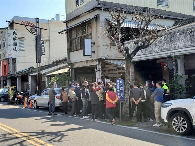 县府、公所等单位25日现勘，住户群情激愤。（周丽兰摄）