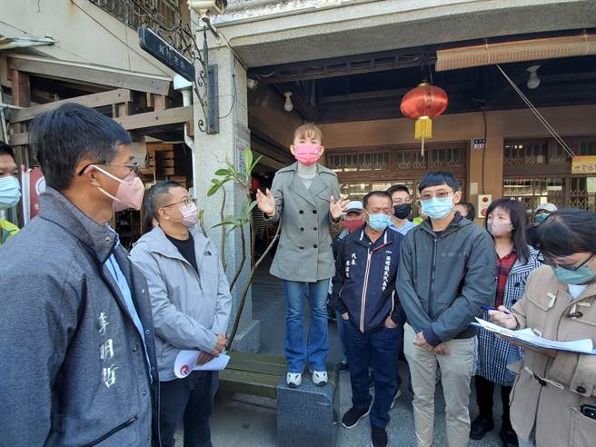 西螺镇长廖秋萍裁示，将先行文警察局该路未公告为人行道，以劝导为主。（周丽兰摄）