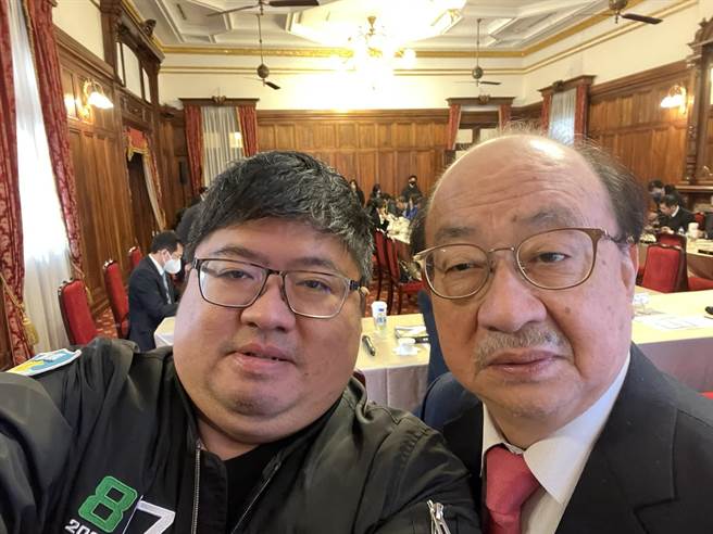 立委蔡易余也趁这次的聚会向总召柯建铭道歉，也利用时间说明上周他的论述。（摘自蔡易余粉丝专页）